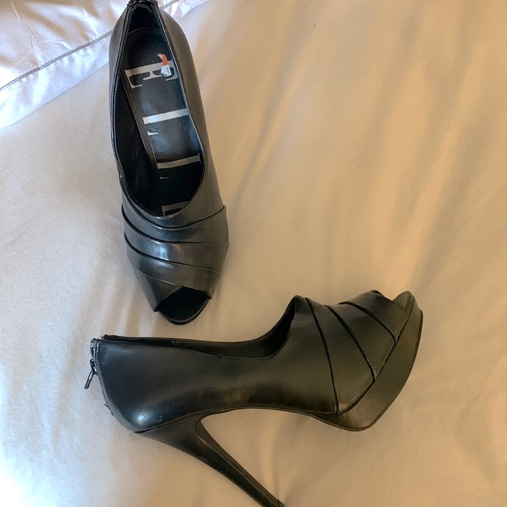 Peep toe heel